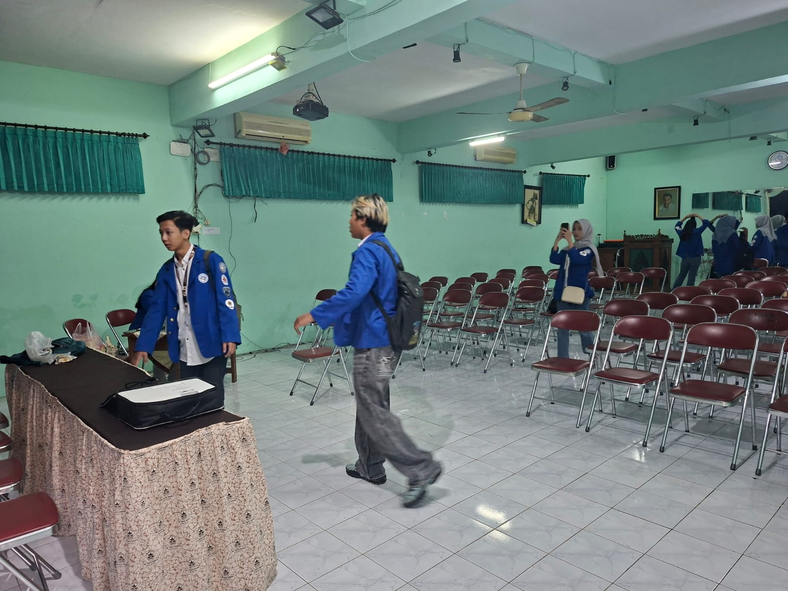 22. Persiapan Acara di Aula SMA Institut Indonesia